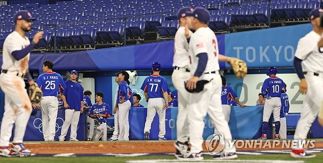 [올림픽] 한국, 미국에 패배 (요코하마=연합뉴스) 류영석 기자 = 올림픽 야구 대표팀이 31일 일본 요코하마 스타디움에서 열린 도쿄올림픽 야구 B조 예선 미국과의 경기에서 패한 뒤 아쉬워하고 있다. 2021.7.31 ondol@yna.co.kr
