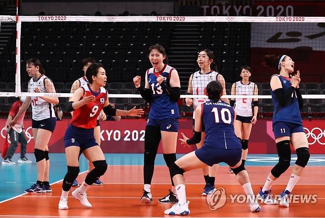 [올림픽] 박정아가 만든 5세트 기적 (도쿄=연합뉴스) 윤동진 기자 = 31일 일본 아리아케 아레나에서 열린 도쿄올림픽 여자 배구 A조 조별리그 한국과 일본의 경기. 한국 박정아가 팀을 승리로 이끈 후 기뻐하고 있다. 2021.8.1 mon@yna.co.kr