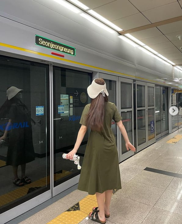 Actor Ryu Hwa-young from the group T-ara told the daily life.Ryu Hwa-young posted two photos on his instagram with emoticons on the 2nd.Ryu Hwa-young in the public photo is waiting for the subway at the station.Meanwhile, Ryu Hwa-young has been a member of the girl group T-ara and is preparing to return to the screen after confirming his first starring film, Site Sound (director Kim Jung-wook).Photo: Ryu Hwa-young SNS