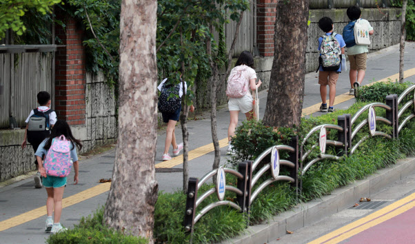 서울 강남구의 한 초등학교 앞에서 학생들이 하교하고 있다. (사진=연합뉴스)