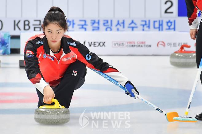 여자4인조 국가대표 상비군인 춘천시청 양태이가 2018평창동계올림픽 믹스더블 국가대표 출신 이기복과 함께 '2021 KB금융 한국컬링선수권대회 : 믹스더블' B로드서 2연승을 달렸다. 사진은 '2020 KB금융 한국컬링선수권대회'에서 양태이가 딜리버리를 하고 있다. [MHN스포츠 자료사진]&nbsp;