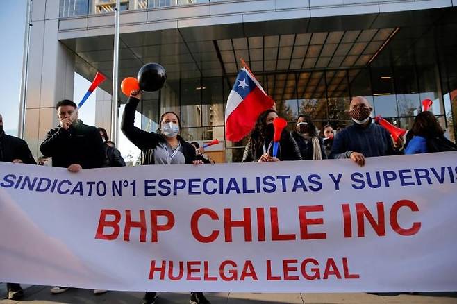 성과에 따른 특별 보너스와 복지 혜택 증가 등을 요구하며 시위를 벌이고 있는 칠레 에스콘디다 광산 노동자들. /트위터 캡처
