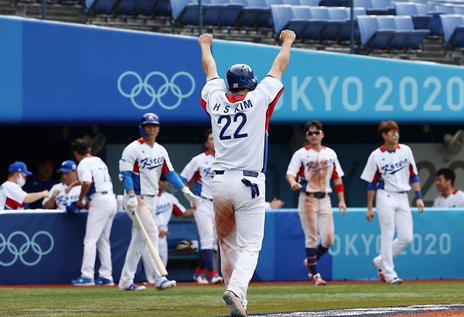 2일 일본 요코하마 스타디움에서 열린 도쿄올림픽 야구 녹아웃스테이지 2라운드 한국과 이스라엘의 경기가 한국의 11대1 콜드게임 승리로 끝났다. 7회말 한국 김혜성의 안타에 홈을 밟아 마지막 점수를 얻어낸 김현수가 동료들과 환호하고 있다. /연합뉴스