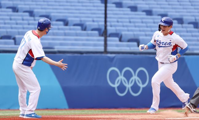 2일 오후 일본 요코하마 스타디움에서 열린 도쿄올림픽 야구 녹아웃 스테이지 2라운드 대한민국과 이스라엘의 경기서 오지환이 투런 홈런을 날리고 3루를 돌며 김종국 코치와 하이파이브를 하고 있다. ⓒ 뉴시스