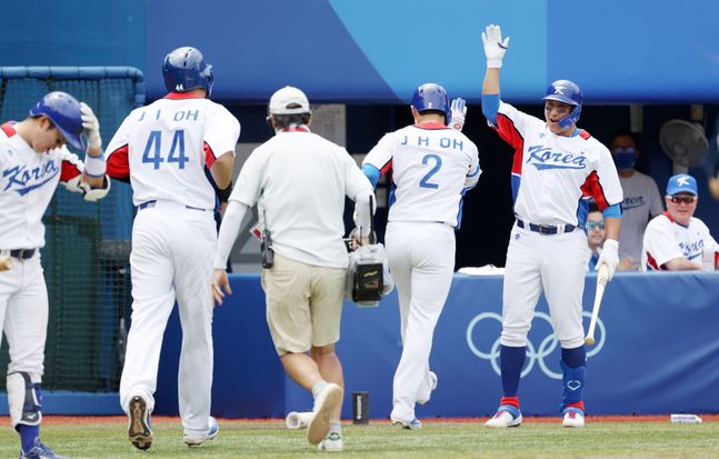 2일 오후 일본 요코하마 스타디움에서 열린 도쿄올림픽 야구 녹아웃 스테이지 2라운드 대한민국과 이스라엘의 경기서 오지환이 투런 홈런을 날리고 더그아웃으로 들어가고 있다. ⓒ 뉴시스