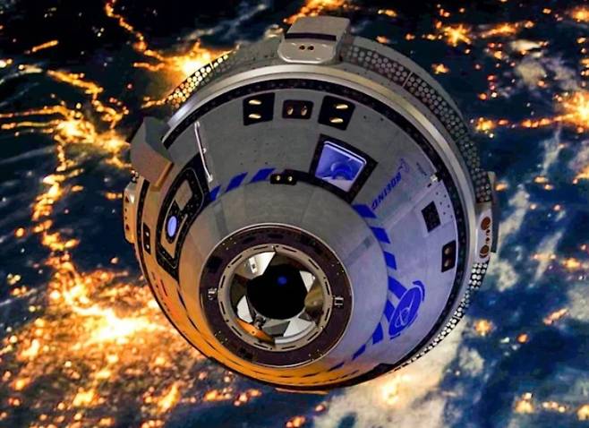 미국 항공우주기업 보잉의 유인우주선 ‘CST-100 스타라이너’가 국제우주정거장(ISS)를 향해 우주궤도를 비행하고 있는 모습을 그린 렌더링 이미지. 보잉사 제공