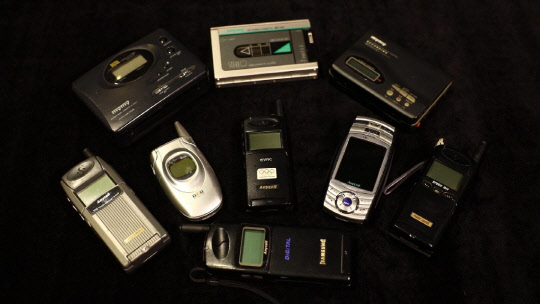 삼성전자 임직원들이 기증한 삼성 마이마이 카세트 플레이어(윗쪽)과 애니콜 휴대전화 제품들. <삼성전자 제공>