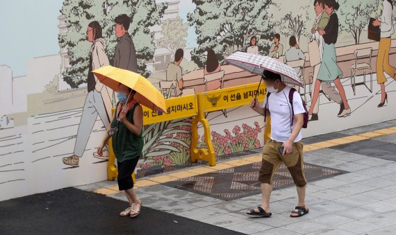 비가 내린 1일 서울 도심에서 우산을 쓴 시민이 길을 길을 걷고 있다. /사진=뉴시스화상