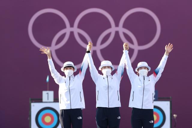그들은 요란하지 않지만, 누구보다 빛난다. 치밀하게 준비하고 오직 결과로 말한다. 올림픽 9연패를 달성한 여자 양궁 대표팀이 지난달 25일 시상대에 서 있다. 뉴시스