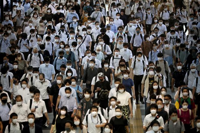 도쿄에 코로나19 감염자 수가 급격히 늘어나며 긴급사태가 다시 연장된 가운데 2일 출근시간대 도쿄 시나가와역에 마스크를 쓴 시민들이 몰려들고 있다. 도쿄=로이터 연합뉴스
