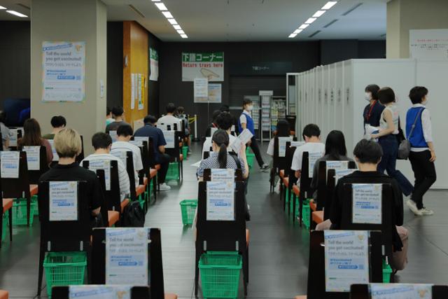 2일 도쿄 아오야마대학에서 코로나19 백신 접종이 진행되고 있다. 도쿄=로이터 연합뉴스