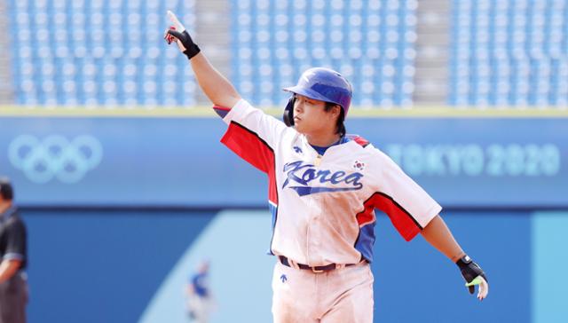 강백호가 2일 일본 요코하마 스타디움에서 열린 2020 도쿄올림픽 야구 녹아웃 스테이지 2라운드 이스라엘과 경기에서 5회말 2타점 적시 2루타를 날린 후 기뻐하고 있다. 요코하마=뉴시스