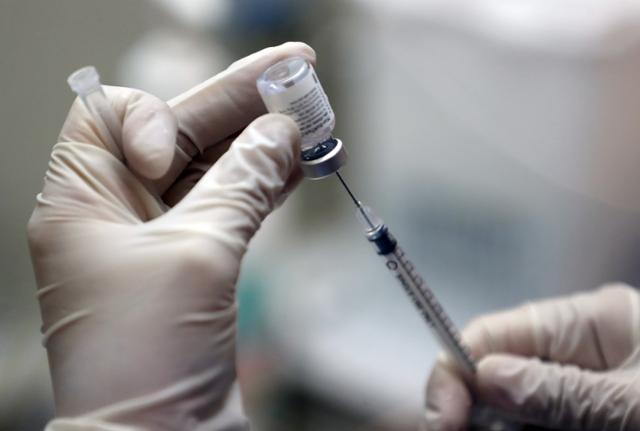 서울 동작구 예방접종센터에서 지난달 29일 의료진이 백신을 주사기에 주입하고 있다. 뉴시스