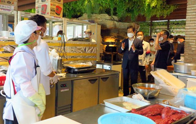 황희 문화체육관광부 장관이 지난달 24일 일본 도쿄 헨나 호텔에 마련된 대표팀 급식지원센터를 방문해 근무자들을 격려하고 있다. 주일한국문화원 제공