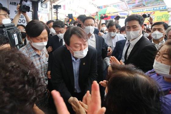 야권 대선주자인 윤석열 전 검찰총장이 지난달 20일 낮 대구 서문시장을 찾아 시민들과 인사 나누고 있다. 뉴스1