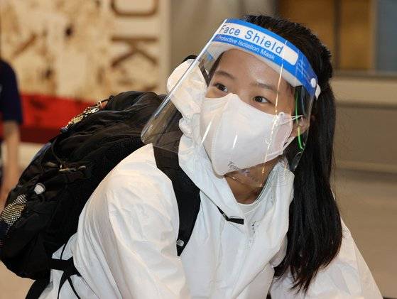 지난달 19일 오후 일본 나리타 국제공항에서 방호복을 입은 신유빈. 뉴스1