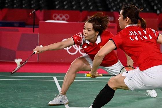 지난달 31일 도쿄올림픽 배드민턴 여자복식 4강전에서 중국 천칭천(왼쪽)-자이판이 경기에 나서고 있다. AFP=연합뉴스