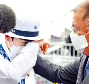 정의선 현대자동차그룹 회장이 지난달 30일 도쿄올림픽 양궁 3관왕을 달성한 안산 선수를 격려하고 있다.  연합뉴스