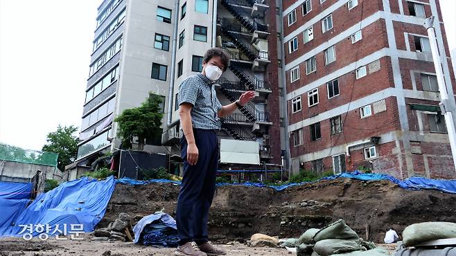 오경택 수도문물연구원 원장이 지난달 20일 공평 15·16 지구에서 한글 금속활자 등 유물 출토를 설명하고 있다. 김종목 기자