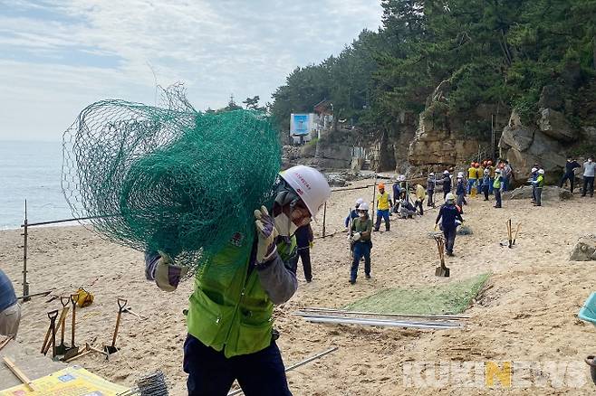 2일 강원 동해시가 감추해변 일대에 불법 설치된 해변 울타리를 철거하고 있다.(사진=동해시청 제공)
