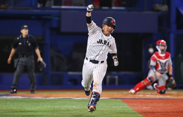일본 야구대표팀의 카이 타쿠야가 2일 요코하마 스타디움에서 미국과 가진 도쿄올림픽 야구 녹아웃 스테이지 연장 10회말 1사 2·3루 때 결승타를 치고 베이스를 돌고 있다. 로이터연합뉴스