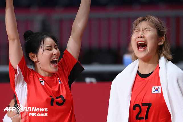 여자 핸드볼 대표 김윤지(왼쪽)와 김진이가 2일 일본 도쿄의 요요기국립체육관에서 열린 앙골라와의 경기 후 8강 진출이 확정된 뒤 기뻐하고 있다. 사진(일본 도쿄)=AFPBBNEWS=NEWS1