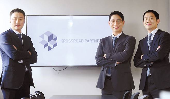 왼쪽부터 크로스로드파트너스 김효상 대표, 이우석 부대표, 하영수 상무 이상섭 기자