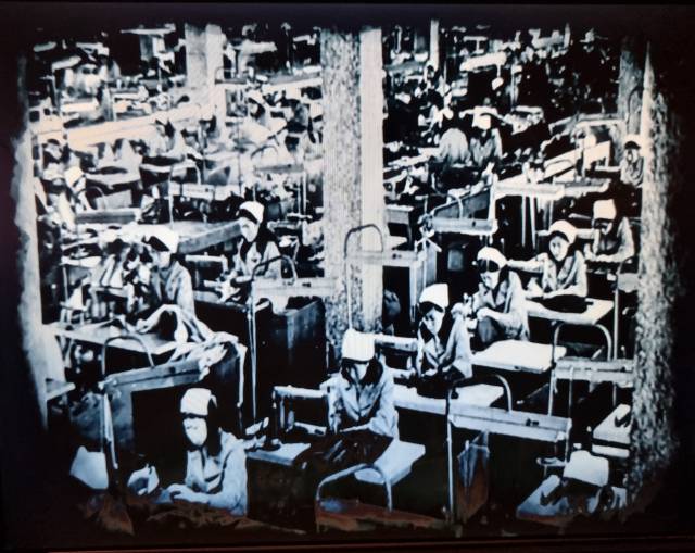 ▲ 여성노동자들이 봉제 작업을 하고 있는 구로공단의 모습(서울역사박물관 전시자료)