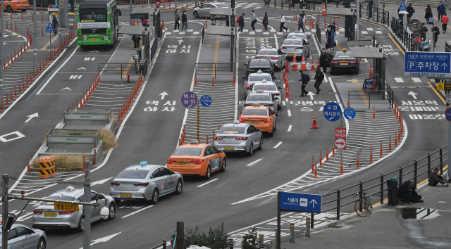 서울역 택시 승차장에 택시들이 길게 늘어서 있다. /서울경제DB