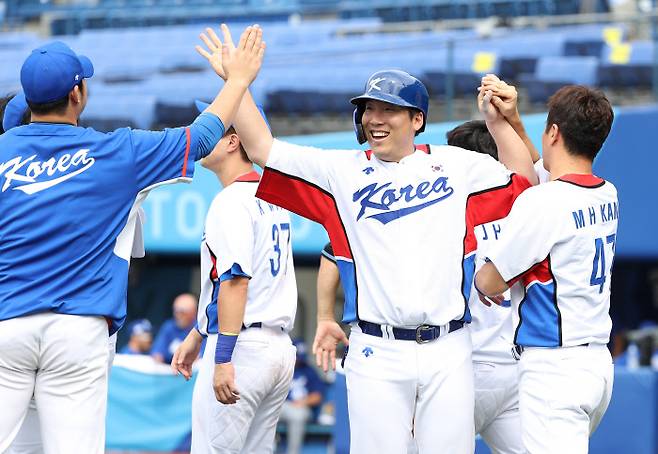 2일 일본 요코하마 스타디움에서 열린 도쿄올림픽 야구 녹아웃스테이지 2라운드 한국과 이스라엘의 경기. 7회말 11대1로 콜드게임으로 경기를 이긴 한국 김현수와 선수들이 기쁨을 나누고 있다. 요코하마 |  연합뉴스