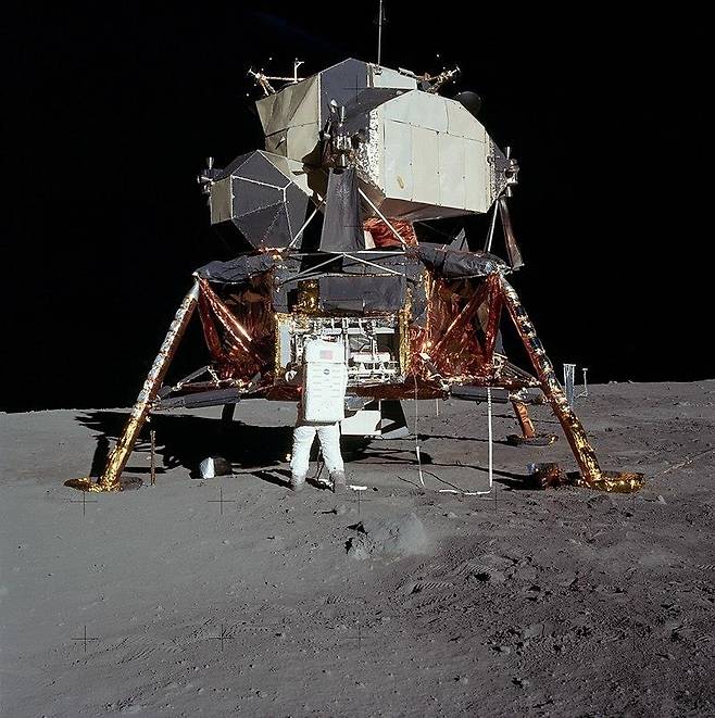 달 표면에 안착한 아폴로11호 착륙선 이글 등을 보이고 선 우주비행사는 올드린. [NASA 제공/ 재판매 및 DB 금지]