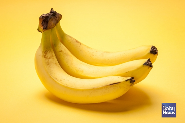 바나나 섭취가 노인의 수면 장애 개선을 돕는다는 연구결과가 나왔다. 바나나에 풍부한 멜라토닌과 트립토판이 몸의 긴장을 완화하고 체온을 높여 수면의 질을 개선한다는 것이다. ⓒ베이비뉴스