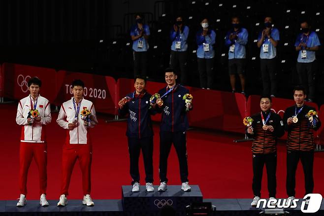대만 배드민튼 선수들이 남자 복식에서 금메달을 땄다. 중국은 2위에 머물렀다. 하얀색 트레이닝복이 중국 선수들이다. © 로이터=뉴스1 © News1 박형기 기자