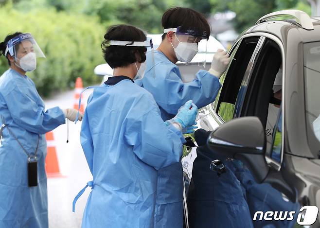 코로나19 검체 검사 /뉴스1 © News1 박정호 기자