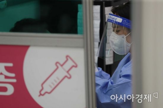 3일 서울 중구 예방접종센터에서 의료진이 백신 접종을 하고 있다. /문호남 기자 munonam@