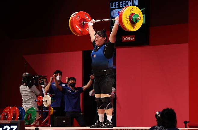 이선미가 2일 일본 도쿄국제포럼에서 열린 여자 역도 87kg급 경기 용상 2차 시기에서 152kg 바벨을 들어 올리는 모습./뉴시스