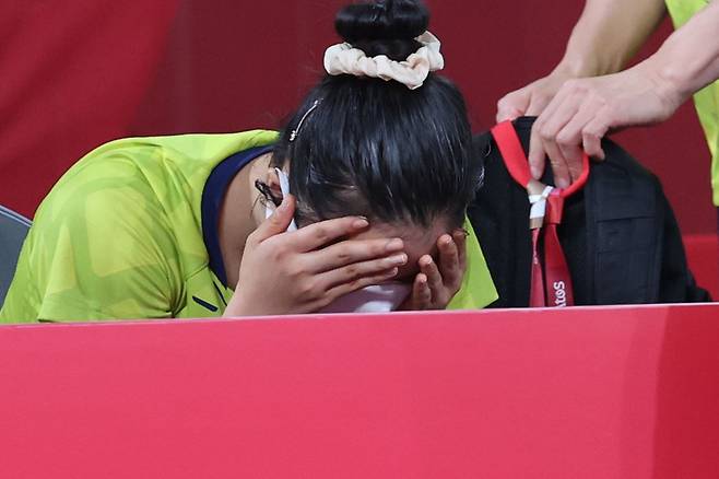 3일 일본 도쿄체육관에서 열린 도쿄올림픽 여자 탁구 단체 8강전에서 독일에 패한 한국 대표팀의 신유빈이 아쉬워하고 있다. /연합뉴스