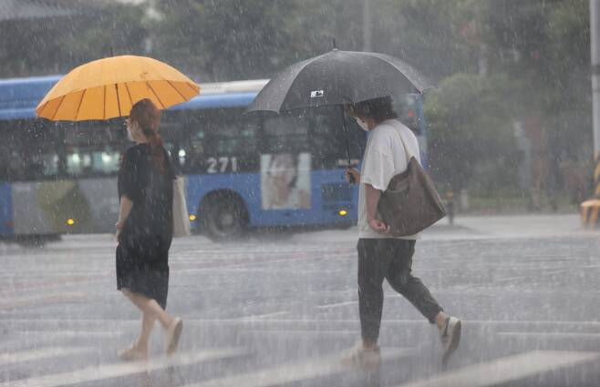 지난 1일 서울 종로구 도로에서 시민들이 우산을 쓴 채 발걸음을 옮기고 있다. /연합뉴스