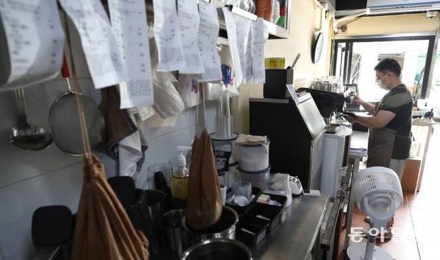 폭염이 이어진 2일 오후 3시경 서울 송파구의 한 배달전문 카페에서 사장 현모 씨가 음료를 만들고 있다. 현 씨는 오전 
10시부터 5시간 동안 밀크티 14잔을 팔아 7만 원의 매출을 올렸지만 이 중 절반가량은 배달 주문 애플리케이션 수수료와 배달기사
 비용 등으로 나간다. 박영대 기자 sannae@donga.com