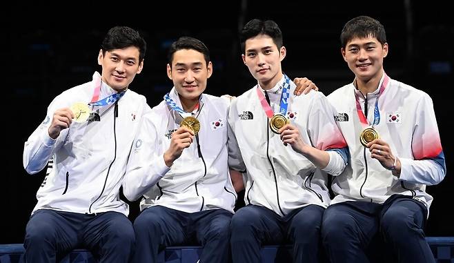 2020 도쿄올림픽 펜싱 남자 사브르 단체전에서 금메달을 딴 구본길(왼쪽부터), 김정환, 김준호, 오상욱이 지난달 28일 일본 지바 마쿠하리 메세에서 열린 시상식에서 금메달을 들어 보이고 있다. 지바/올림픽사진공동취재단