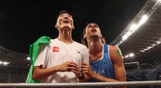 함께 경기를 직관하는 우상혁(좌)과 잔마르코 탐베리(우). 사진=트위터 캡처