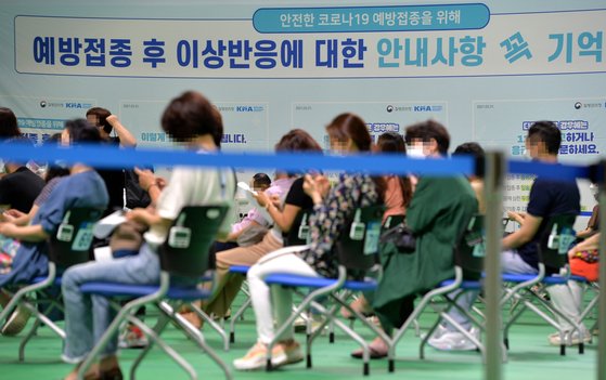 대전 중구 예방접종센터에서 화이자 백신을 접종받은 시민들이 이상반응 관찰을 위해 쉬고 있다. 프리랜서 김성태