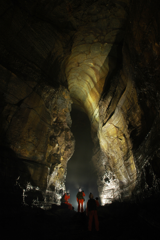 Gimnyeonggul is about 705 meters long and is highly valued due to its well-preserved internal morphologies, which help to better understand the formation processes. [JEJU WORLD NATURAL HERITAGE CENTER]