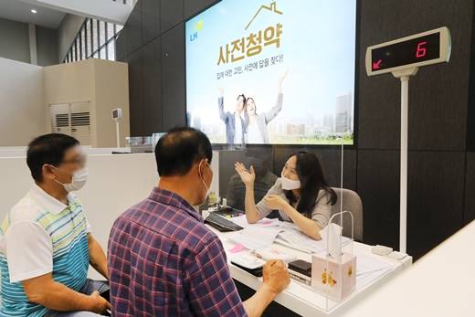 3일 오전 서울 송파구 장지동에 위치한 사전청약 접수처에서 시민들이 3기 신도시를 비롯한 수도권 신규택지의 사전청약 관련 상담을 받고 있다. /사진=뉴스1