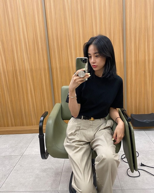 Actor Lee Joo-yeon, a group after school, unveiled a transform into Short hair.Lee Joo-yeon posted several photos on his Instagram on the 3rd, along with an article entitled I did not cut my hair, I did not get my hair off.Lee Joo-yeon in the photo is sitting comfortably in a chair in a hair shop where he looks like a hair shop.He has a more chic atmosphere by taking off his head and transforming it into a short hair, and the nails and rings of lemon color are attracting attention.In the ensuing full-length photo, Lee Joo-yeon showed off her fashion sense in a minimal look, matching her black short-sleeved tresses with beige pintock slacks, which she accessorised with simple luxury slippers and belts.It is Lee Joo-yeon who boasted a superior proportion with a small face and a slender body.The netizens who watched this responded such as Everywhere your sister walks and breathes is a runway, Style is so cool, Cute Jupal is cute.