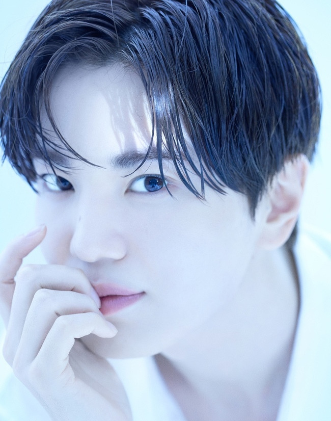 Group Infinite Sungjong has released a new Profile photo.On September 3, Sungjong released four new Profile photos on SNS and showed a different appearance.In the Profile photo, Sungjong dressed in a clean black T-shirt and stared at the front with a fascinating eye, creating a chic atmosphere.In another photo, he caught his eye with a dandy look in a modern suit jacket.Especially, the picture with clear and blue color showed a hot reaction with the flawless visuals of Sungjong and the clean charm at the same time.High expectations and attention are focused on Seongjongs move to release Profile photos and to promote more active activities.