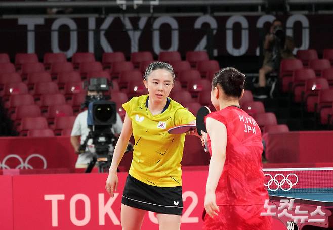 지난달 28일 오후 일본 도쿄체육관에서 열린 탁구 여자 단식 8강전에서 한국 전지희 선수가 일본의 이토 미마 선수에게 인사하고 있다. 올림픽사진공동취재단