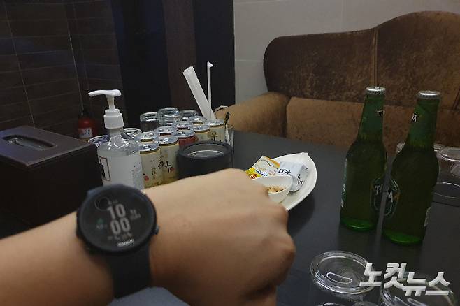 창원 상남동의 한 노래방은 밤 10시가 넘었지만, 도우미를 불러주는 불법 영업을 하고 있었다. 이형탁 기자