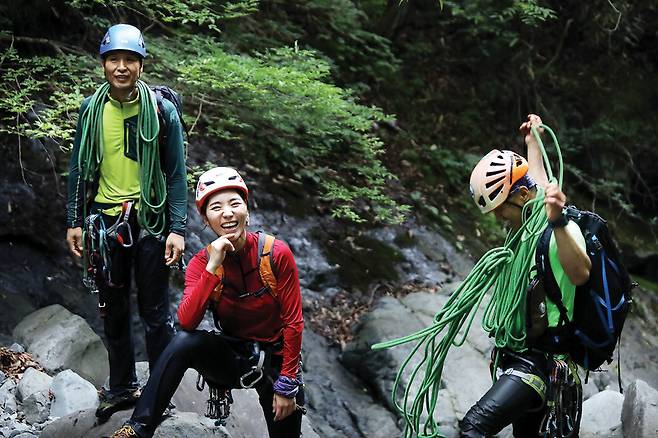 등반을 마치고 로프를 정리하는 최종화, 안소영, 김규철씨(왼쪽부터).  등반은  언제나 즐겁다.