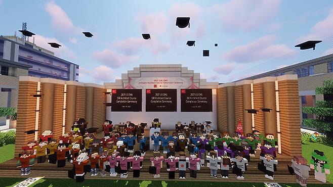 LG전자가 가상공간에 구축한 CMU(Carnegie Mellon University) 캠퍼스의 행사장에서 아바타의 모습으로 수료식에 참가한 직원들이 수료증을 받고 동료들과 수료의 기쁨을 나누고 있는 모습. LG전자 제공